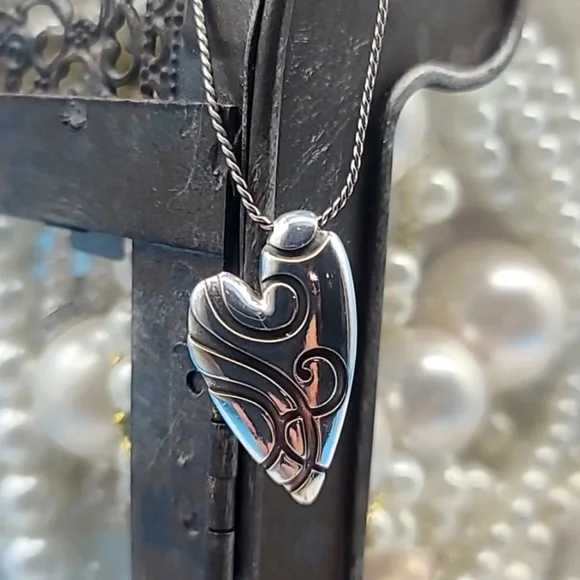 Brighton Swirl Silver Heart Necklace 🩶 - Picture 3 of 6